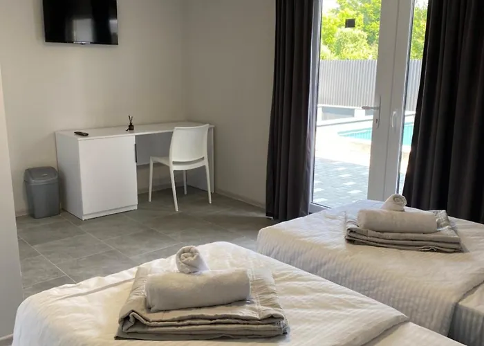 Elena Resort *